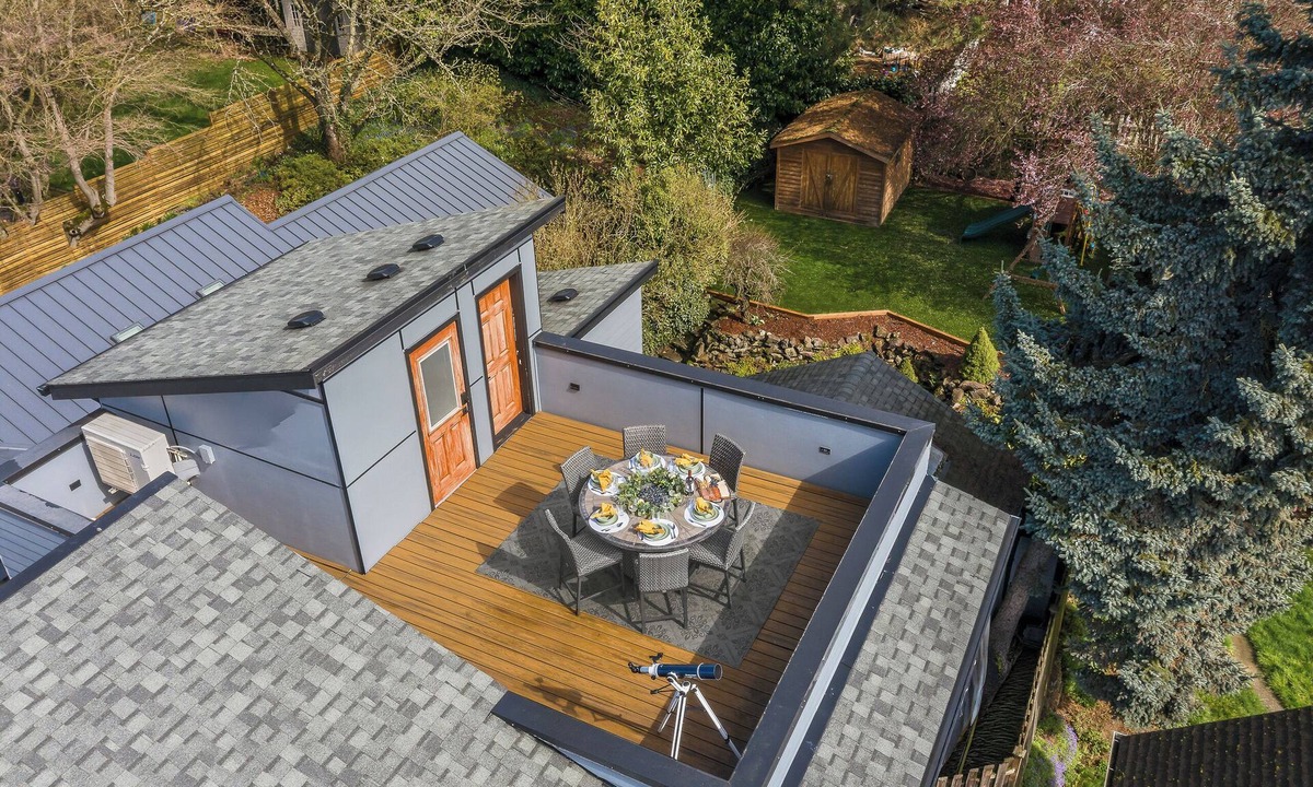 Green Lake House | 5-Bedroom · Rooftop · Game Room · Sleeps 11 · Lake View