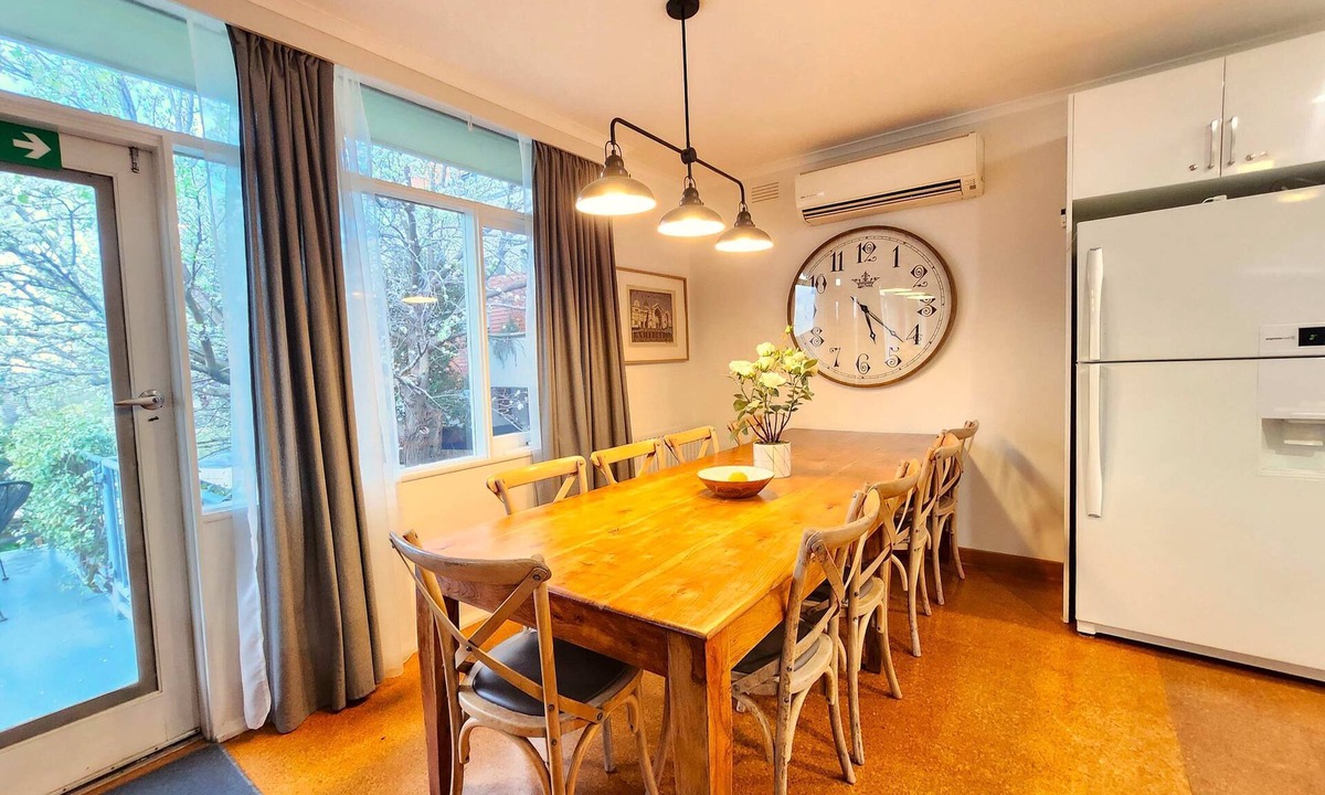 Highett House | 5 bedroom suite sleeps 16 fully equipped kitchen & two bathrooms