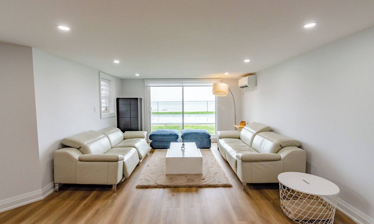 Port Colborne Cottage | 5 Bedroom Waterfront Cottage