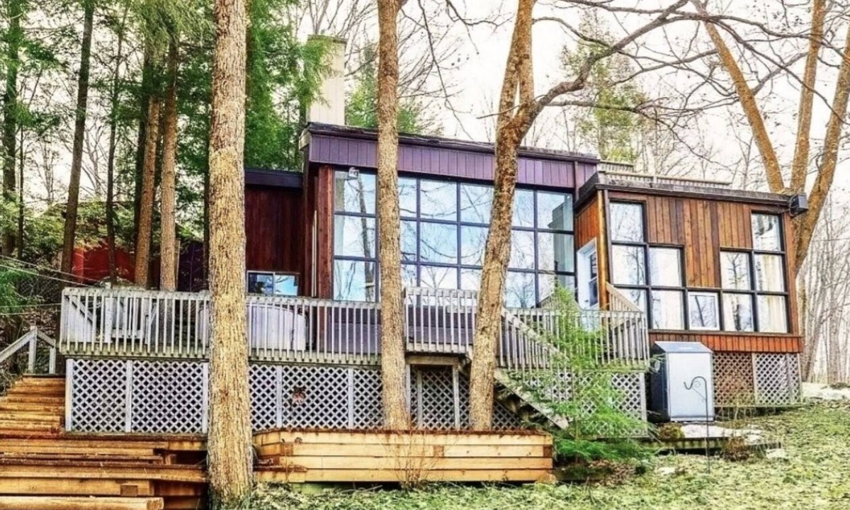 Utterson Cottage | 5 bedroom waterfront cottage. Billiard, kayaks, pedal boats, fishing, swimming