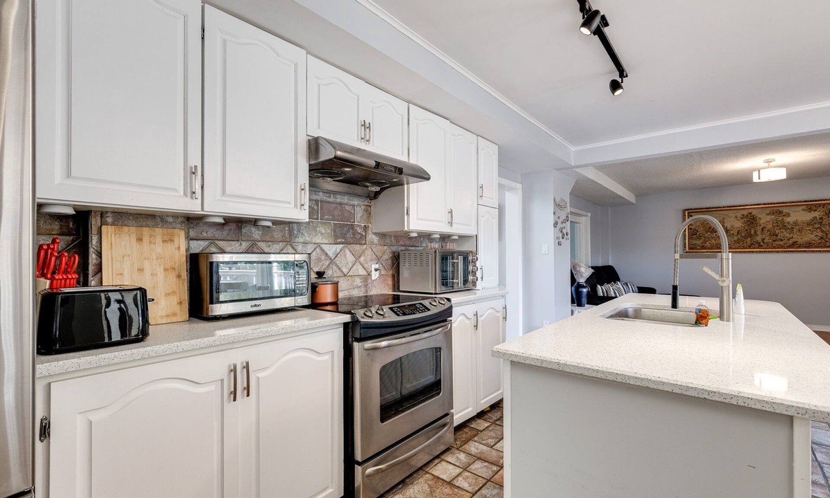 Lagoon City Cottage | 5-Bedroom Waterfront Cottage
