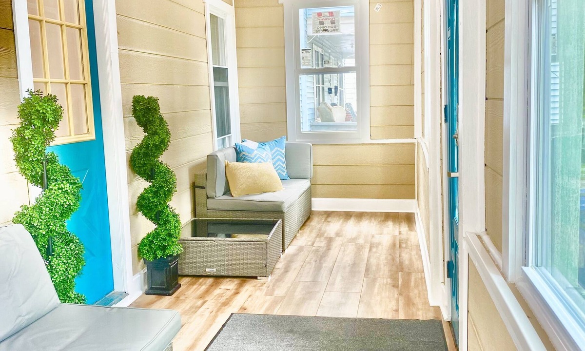 Springfield Apartment | 5 bedroom with parking for families and groups.