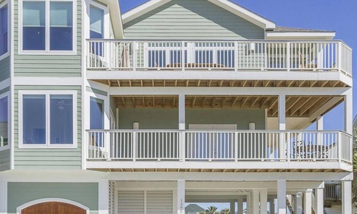 Pirates Beach House | 5 BEDROOMS, 41/2 BATHS. GOLF CART INCLUDED! PIRATES BEACH.