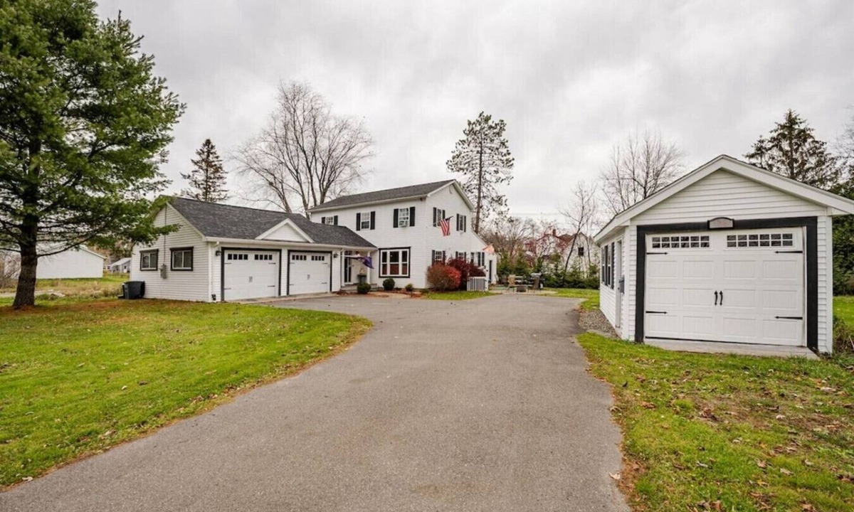 Pittsfield House | 5 Bedrooms | Game Room | Studio Room