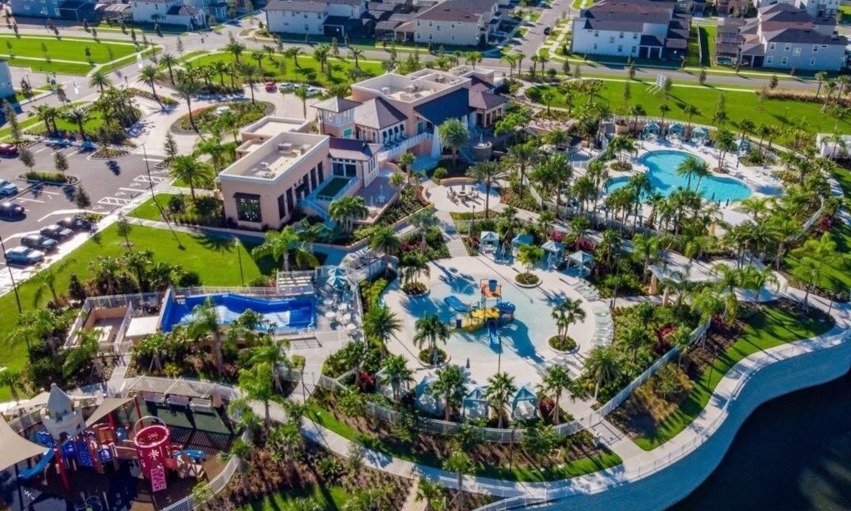 Bay Lake House | 5 Bedrooms S/Solara Home by RedAwning
