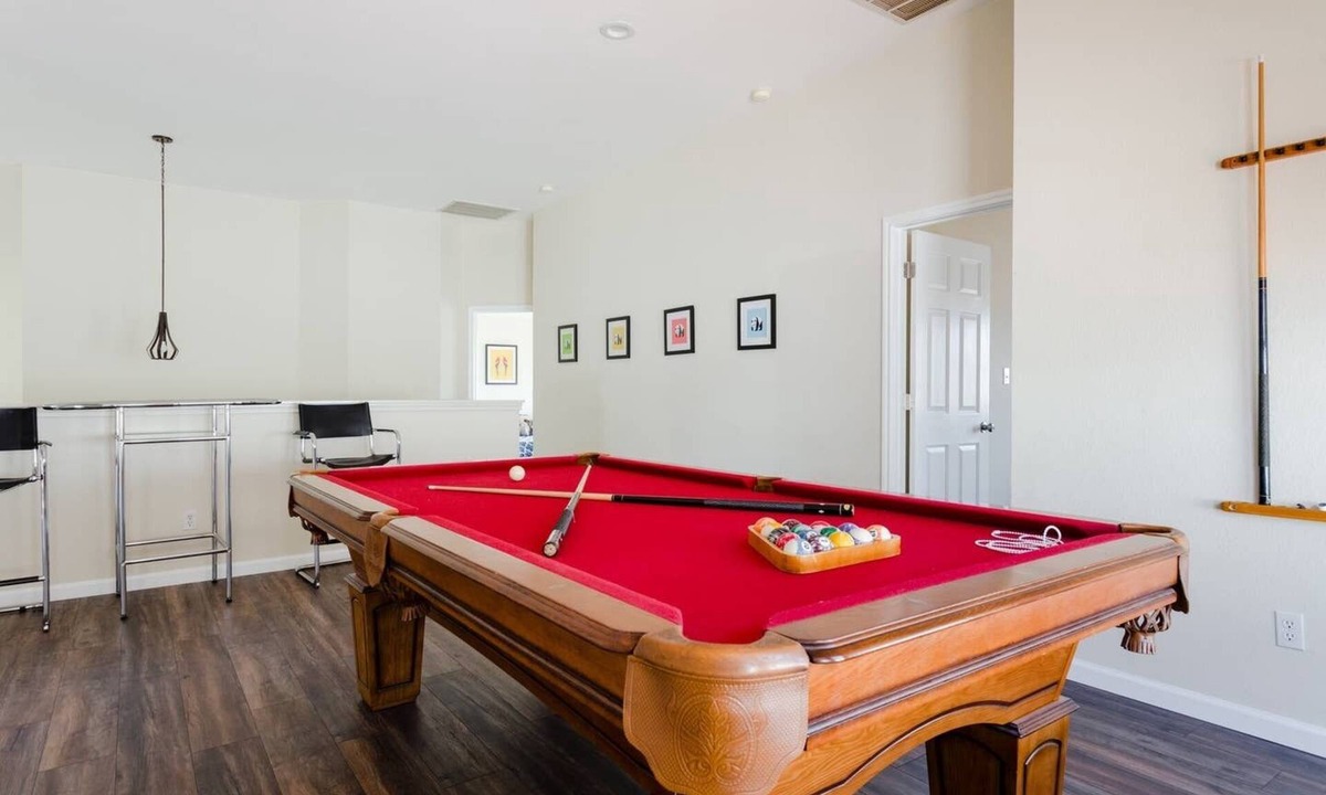 Bratton Park House | 5 Bedrooms - Spacious & Clean + Game Room