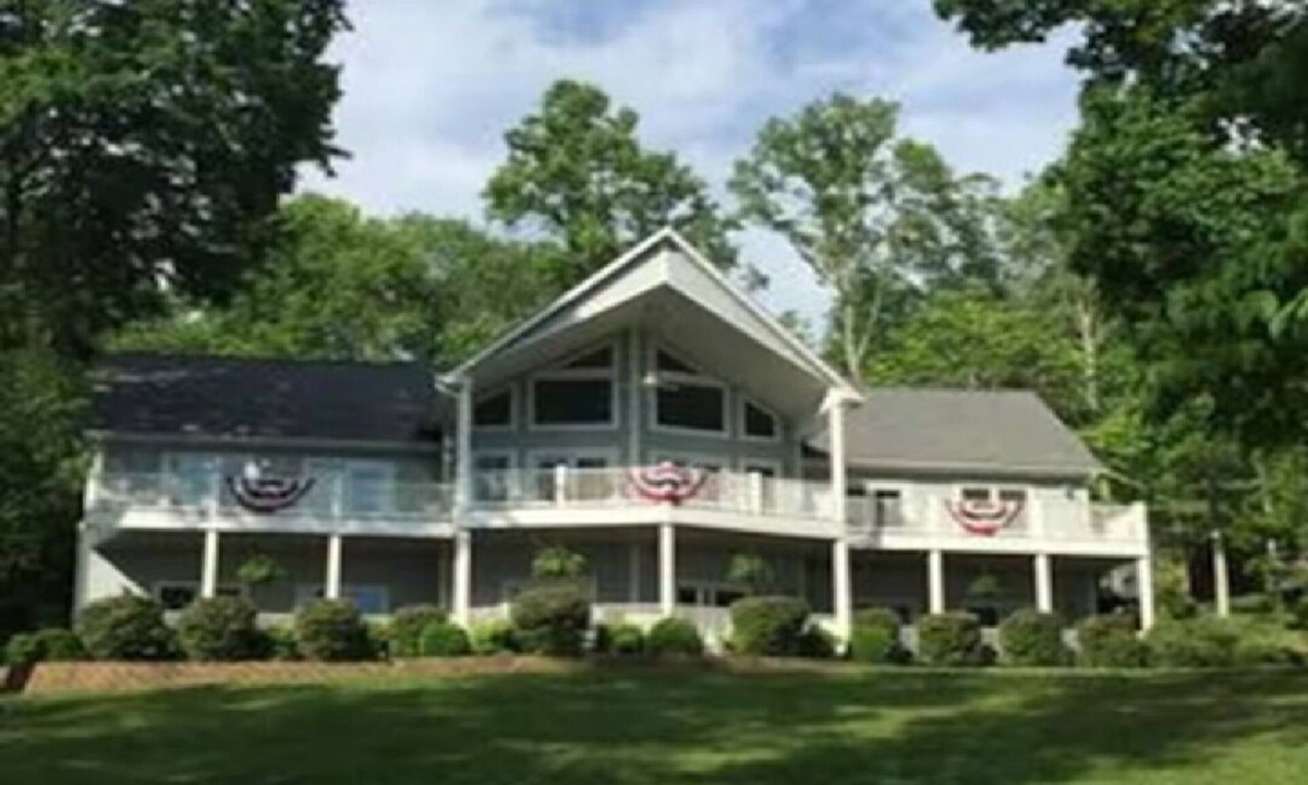 La Follette House | 5 BR 4.5 BA with a Stunning Lake View and Boat Slip