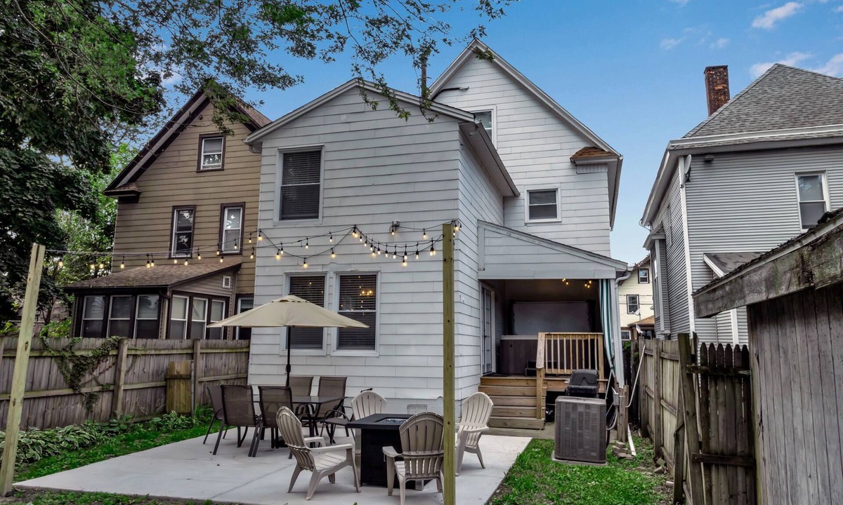 Buffalo House | 5 BR Home w/Hot Tub & Game Room