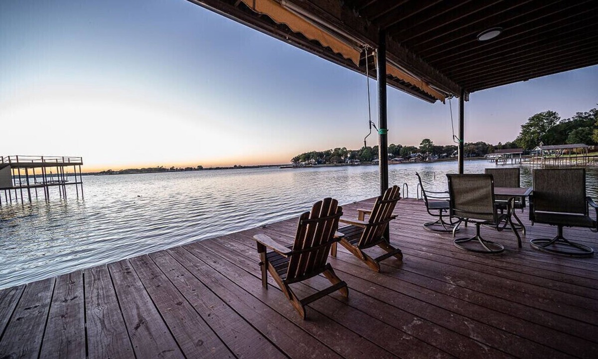 Gun Barrel City House | 5 BR-Hottub-Firepit-Pets-Fenced in-Waterfront-Bounce House
