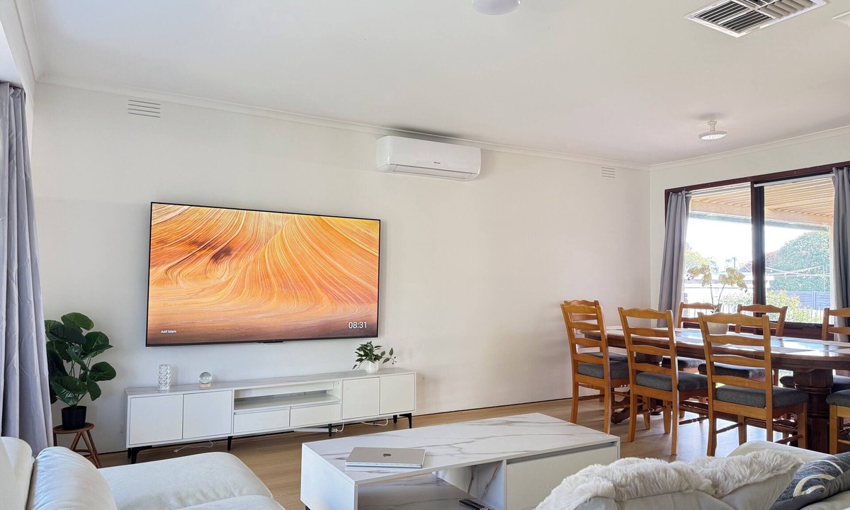 Frankston House | 5 BR House - Private Home on Shared Block