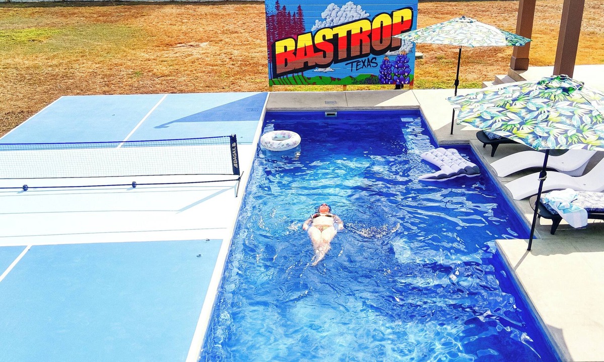 Bastrop House | 5 BR King Size Beds Pickleball, Pool 25 mi to COTA