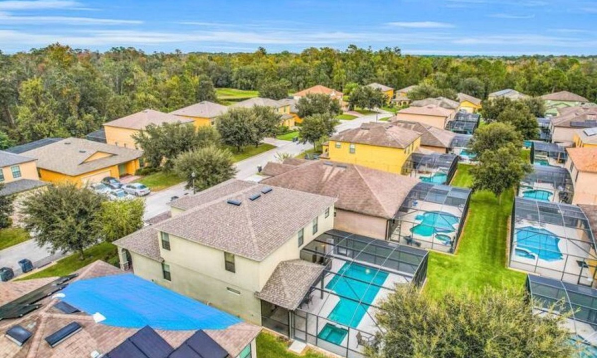 Thousand Oaks House | 5 BR with pool! By shopping, restaurants, Disneyworld, & Universal Studios!