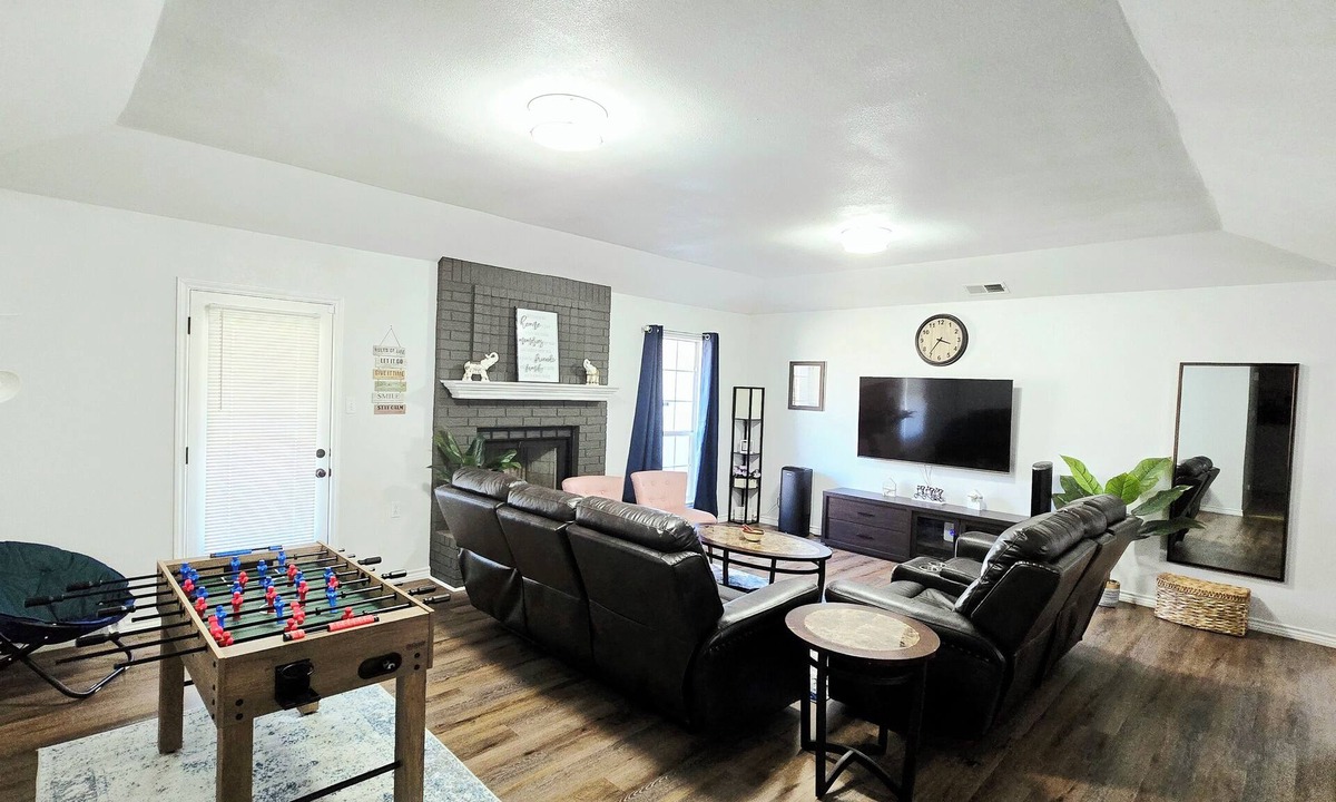 Abilene House | 5 BRs 2.5 BATH with 7 beds in South Abilene. FREE WIFI, TVs. QUIET, SAFE.