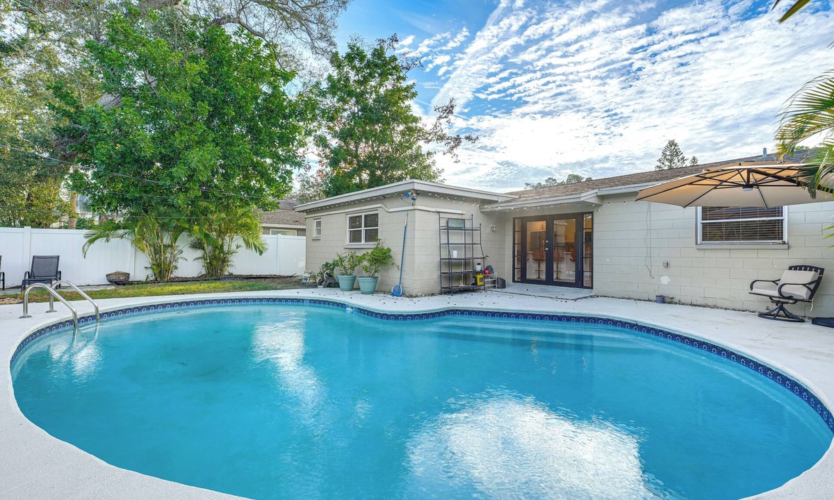 Shore Acres House | 5 Mi to Downtown St Pete: Private Oasis w/Yard