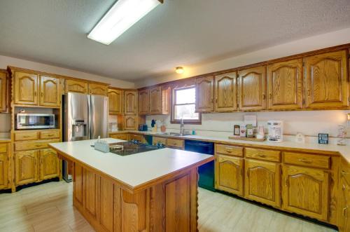 Waynesville House | 5 Mi to Dtwn Waynesville: 4-Acre Group Getaway!