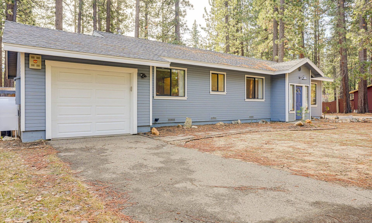 Sierra Tract House | 5 Mi to Heavenly Resort: Cozy Home w/Fenced Yard