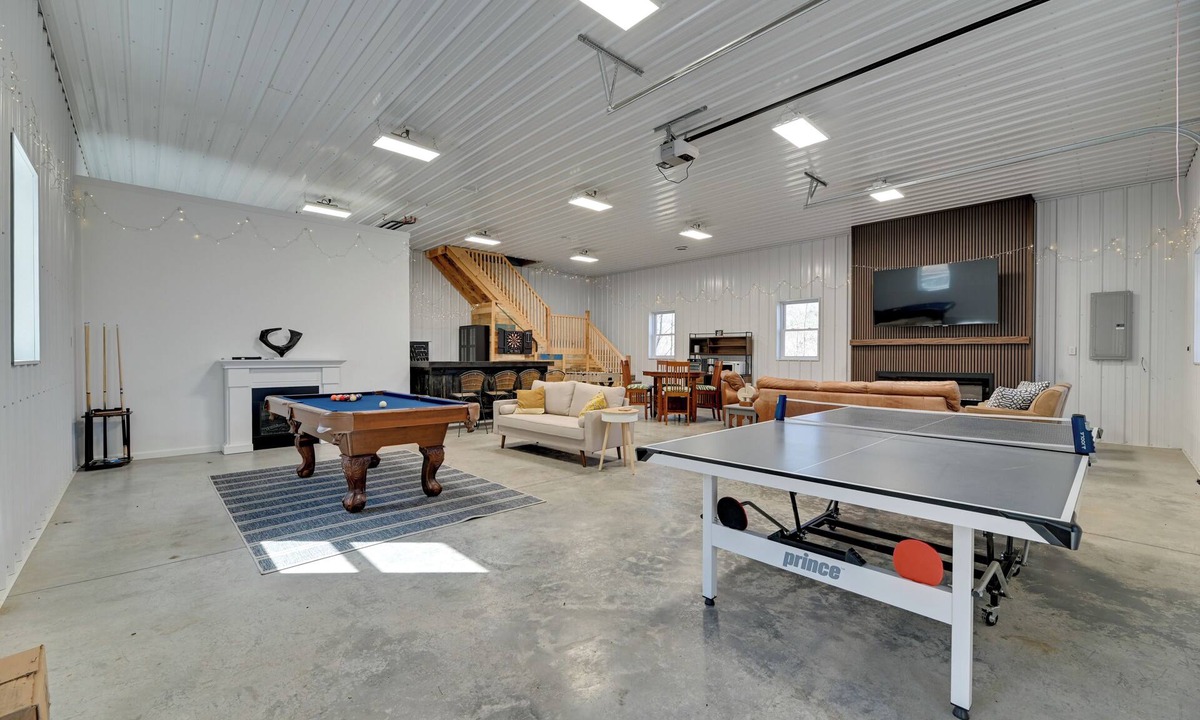 Canandaigua House | 5 Mi to Slopes! Group Ski House w/Game Room