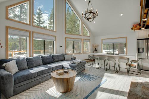 Pla-Vada Woodlands House | 5 Mi to Soda Springs Mtn Resort: Forest-View Gem!