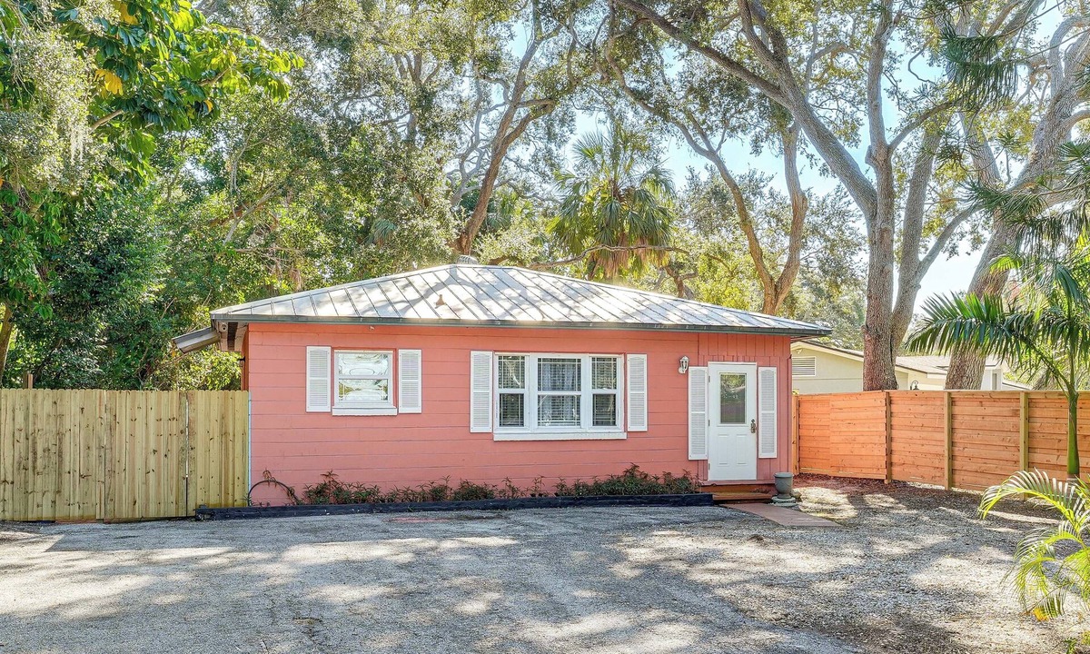 Jungle Terrace House | 5 Mi to St Pete Beach! Snowbird Home w/Large Yard