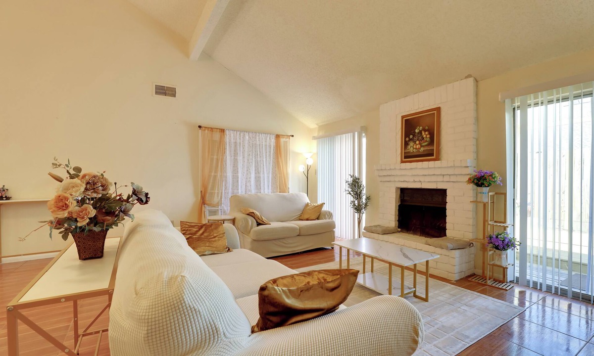 Stafford House | 5 Mi to Sugar Land: Houston Area Home w/Yard!