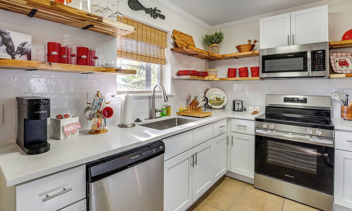 Johnson Apartment | 5 Mi to Univ of Arkansas: Cozy Townhome w/Deck