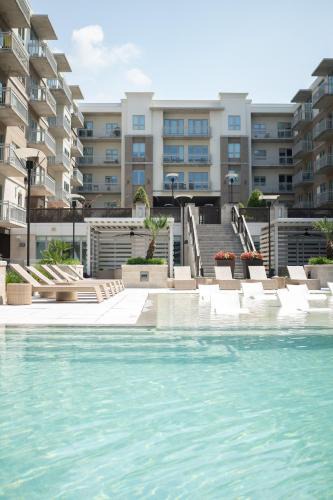 Midtown Apartment | 5 Min from everything! Pool, Gym, Balcony