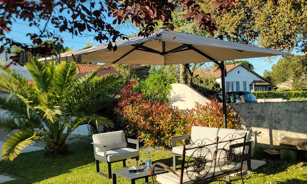 Guerande House | 5 min from the beach (15 min walk). House sleeps 9, garden 200 m2, quiet location