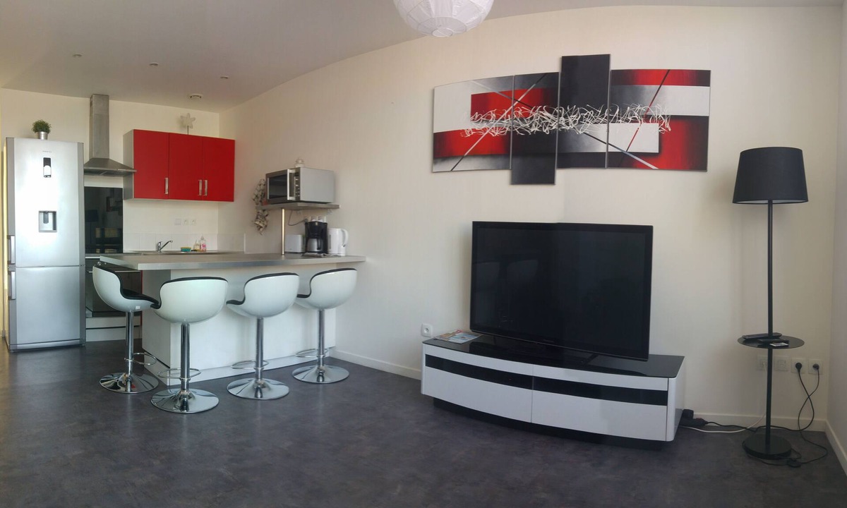 Gare Apartment | 5 min from the sea and the center, open view + garden