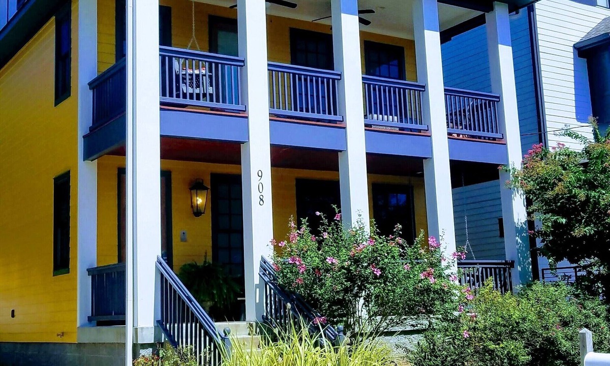 Hope Gardens House | 5 Min to Downtown 4 KING MSTR BDRM 4.5 Baths 2 Covered Porches+Rooftop Terrace!