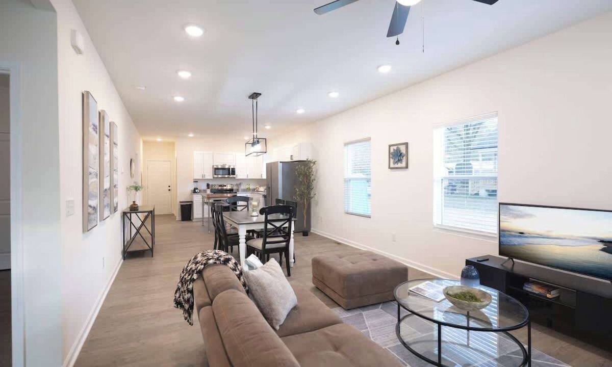 Glen Raven House | 5 Min to Elon | 7 Min to Downtown | Washer + Dryer