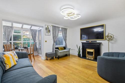 Brunel House | 5 Min to Heathrow & Uxbridge Station with Parking