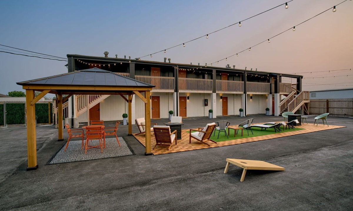 Lincoln Hotel | 5 min. to Lincoln's top attractions. 2 Queens, WiFi, kitchenette & outdoor space