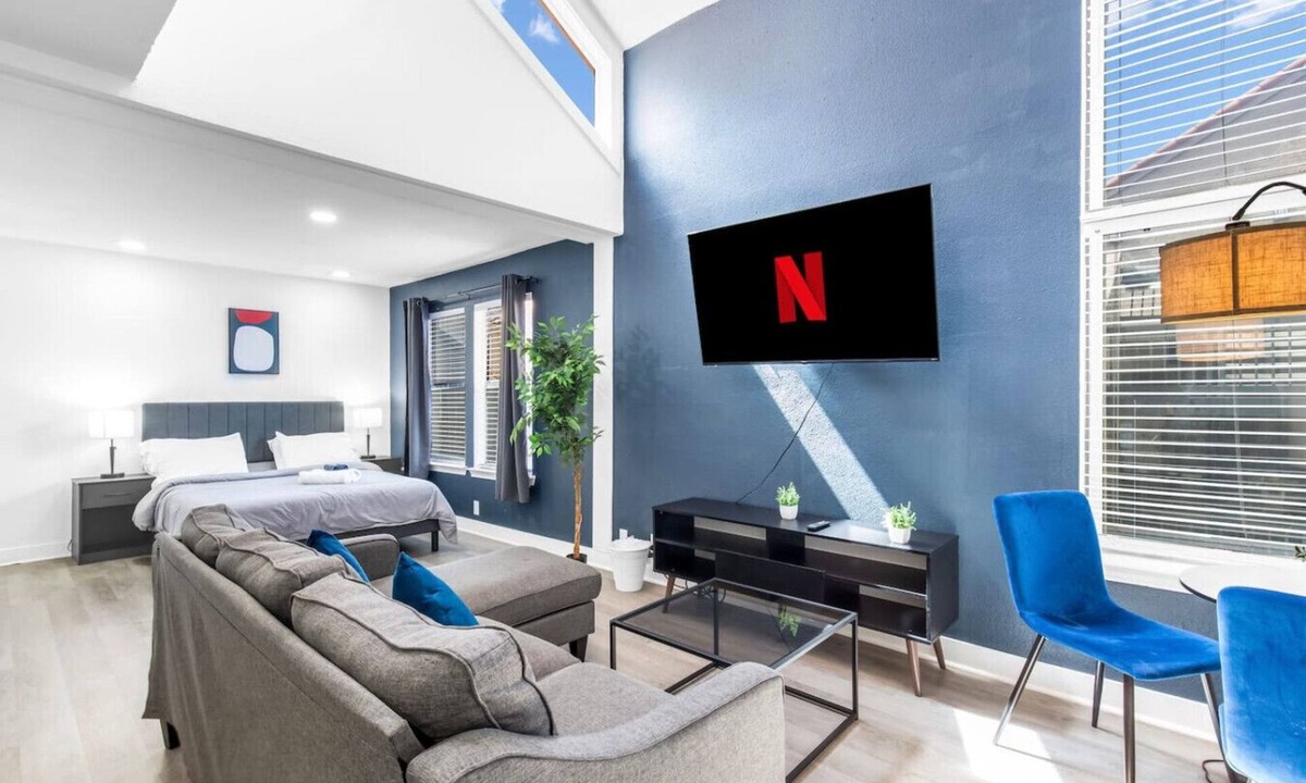 Dallas Apartment | 5 Min to Love Field | Gated+Guard | 2BR | Parking