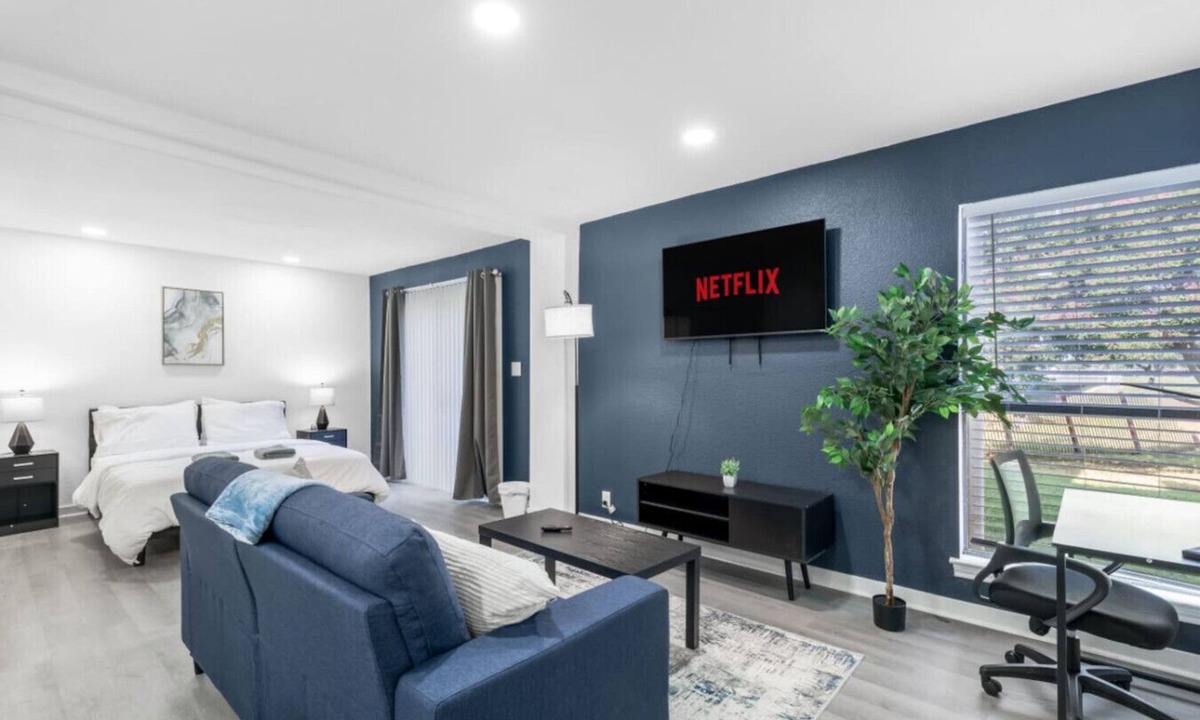Dallas Apartment | 5 Min to Love Field | Gated+Guard | 1BR | Parking