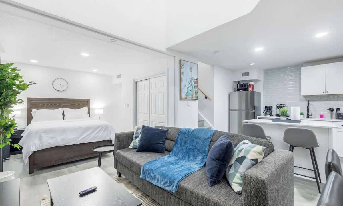 Dallas Apartment | 5 Min to Love Field - Gated+Guard - 3BR - Parking