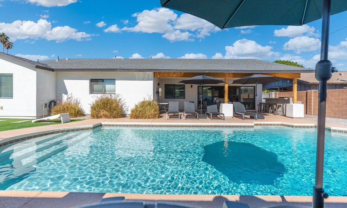 Cox Heights House | 5 min to Old Town + Pool + Putting Green + BBQ