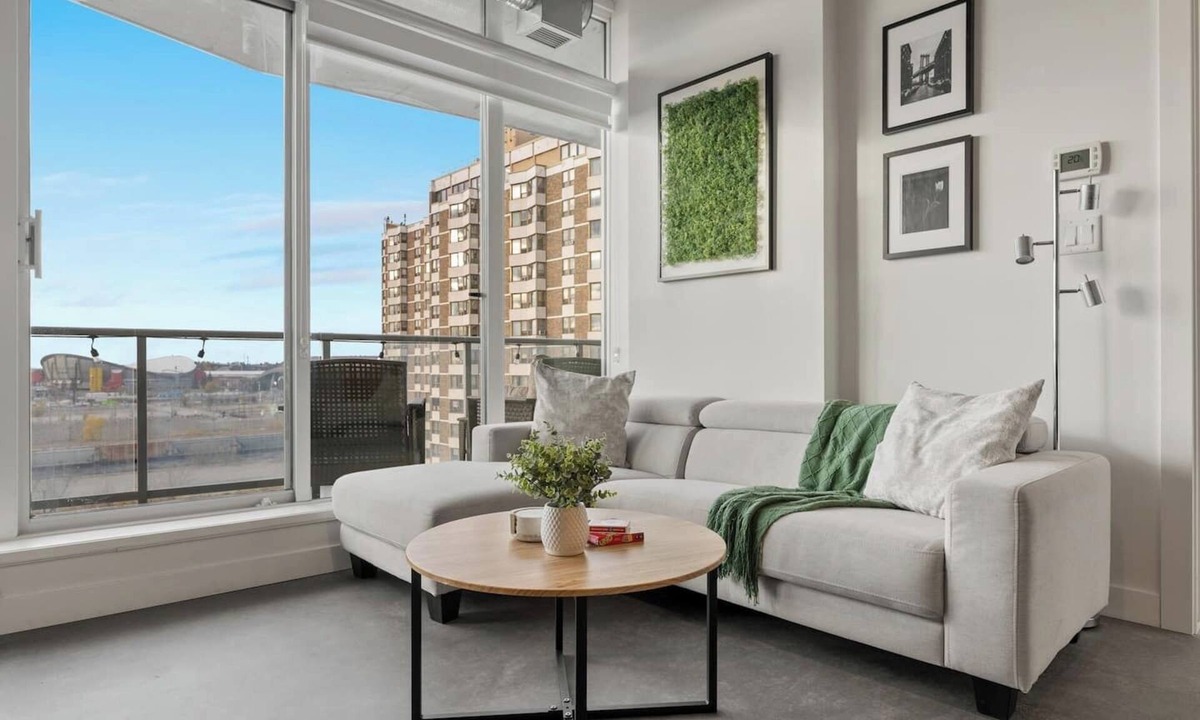 East Village Apartment | 5 min to Stampede | 2BR | AC | UG Parking