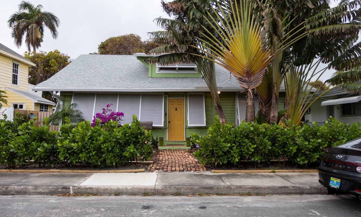 South Palm Park Neighborhood Association Cottage | 5 min to the beach!