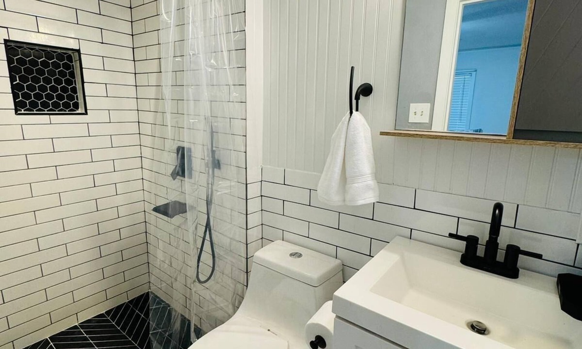 Willow Meadows/Willowbend Area House | 5 Min to World Cup Stadium - Sleeps 8 -Parking -Groups Welcome