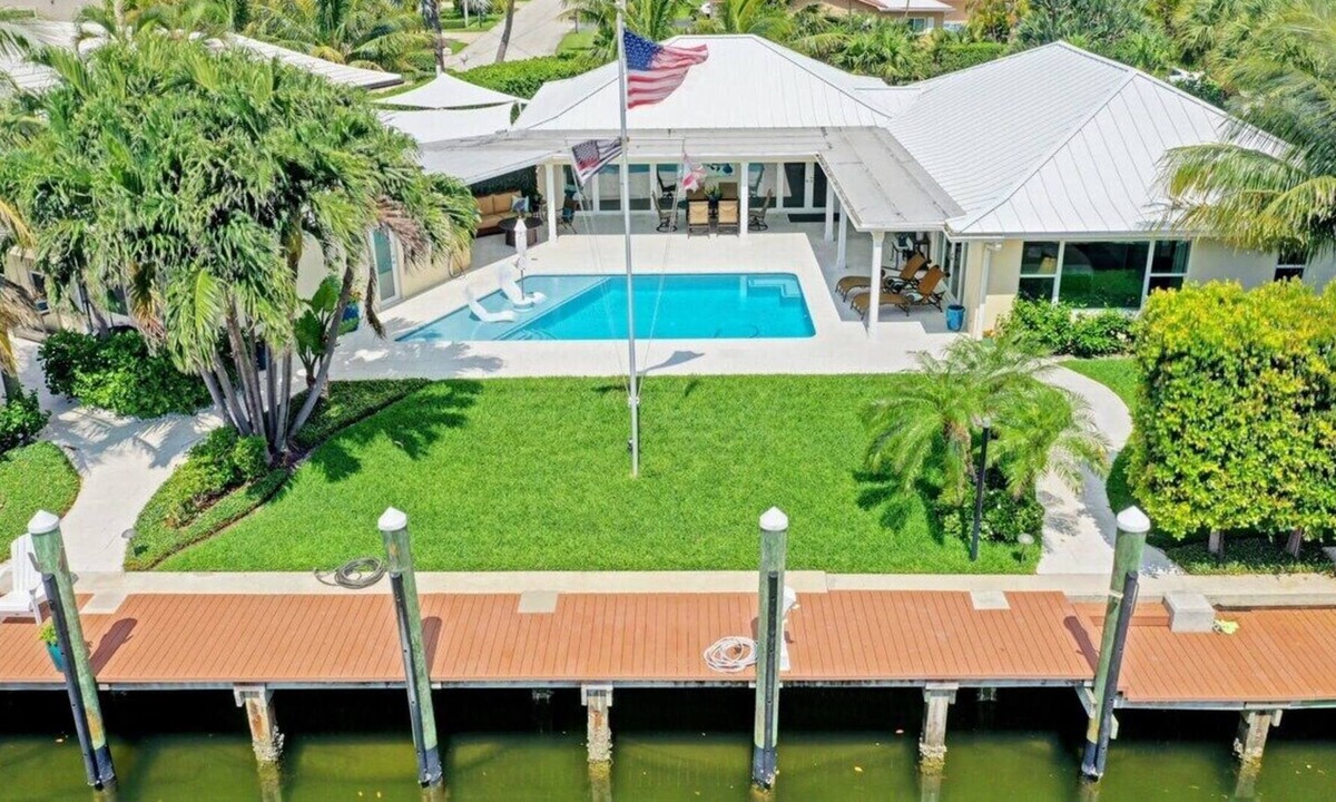 Singer Island Villa | 5 Min Walk to Beach ~ Heated Pool ~ Dock ~ Bikes