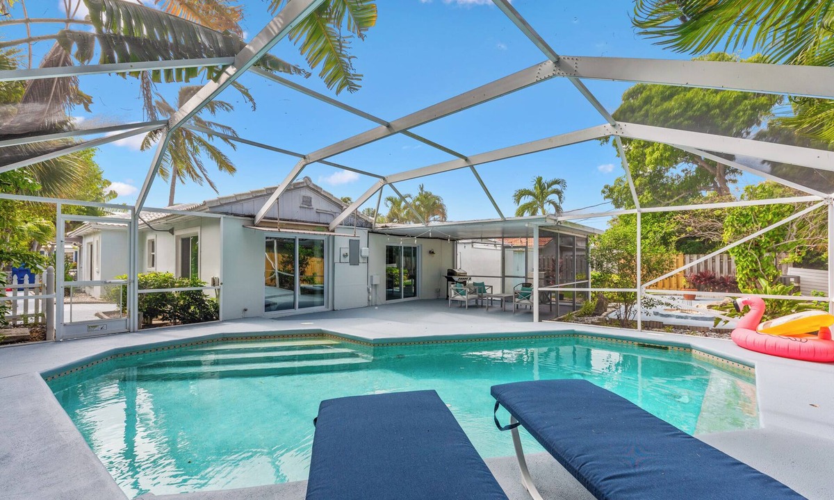 Singer Island Villa | 5 min Walk to Beach ~ King Bed ~ Beach Chairs