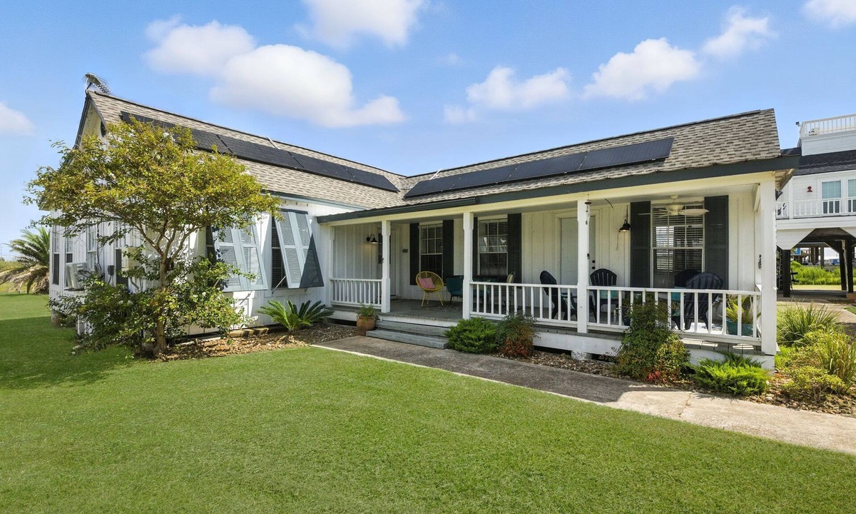 Surfside Beach House | 5-Min Walk to Beach, Pets & Families + Large Porch