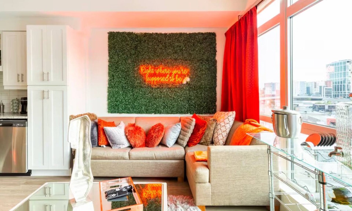 Sobro Condo | 5 min walk to Broadway & free parking!
