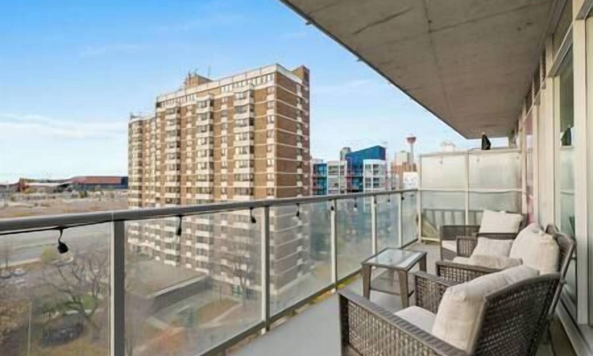 East Village Apartment | 5 min walk to Stampede | 2BR | AC | UG Parking
