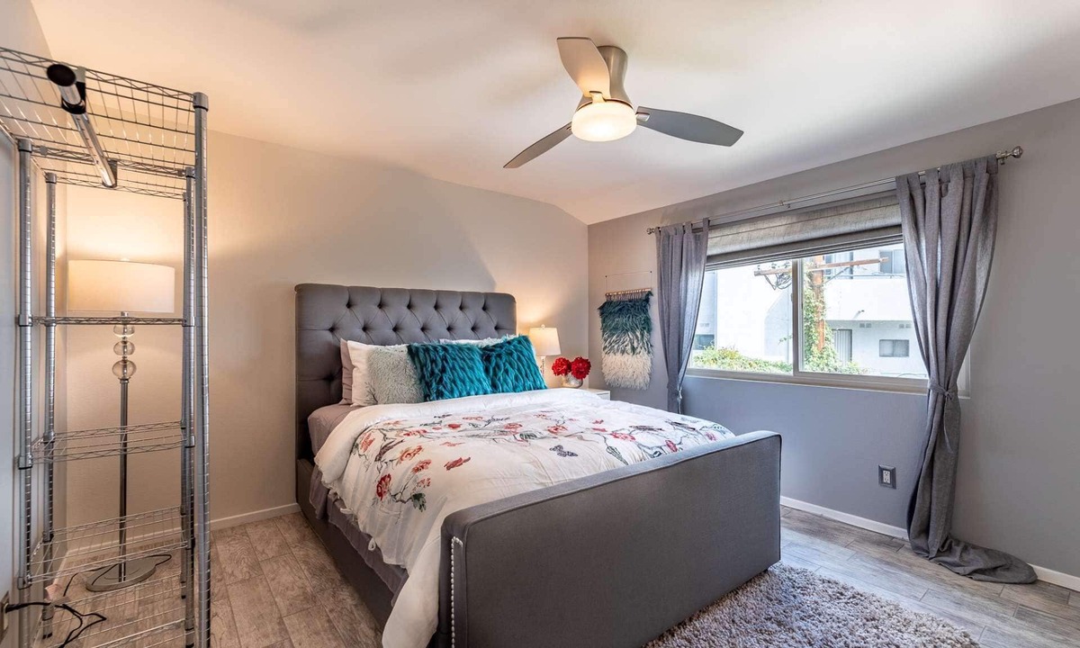 Studio City Condo | 5 Min Walk to Ventura Blvd 2 Primary Bedroom Suites plus W/D - Parking