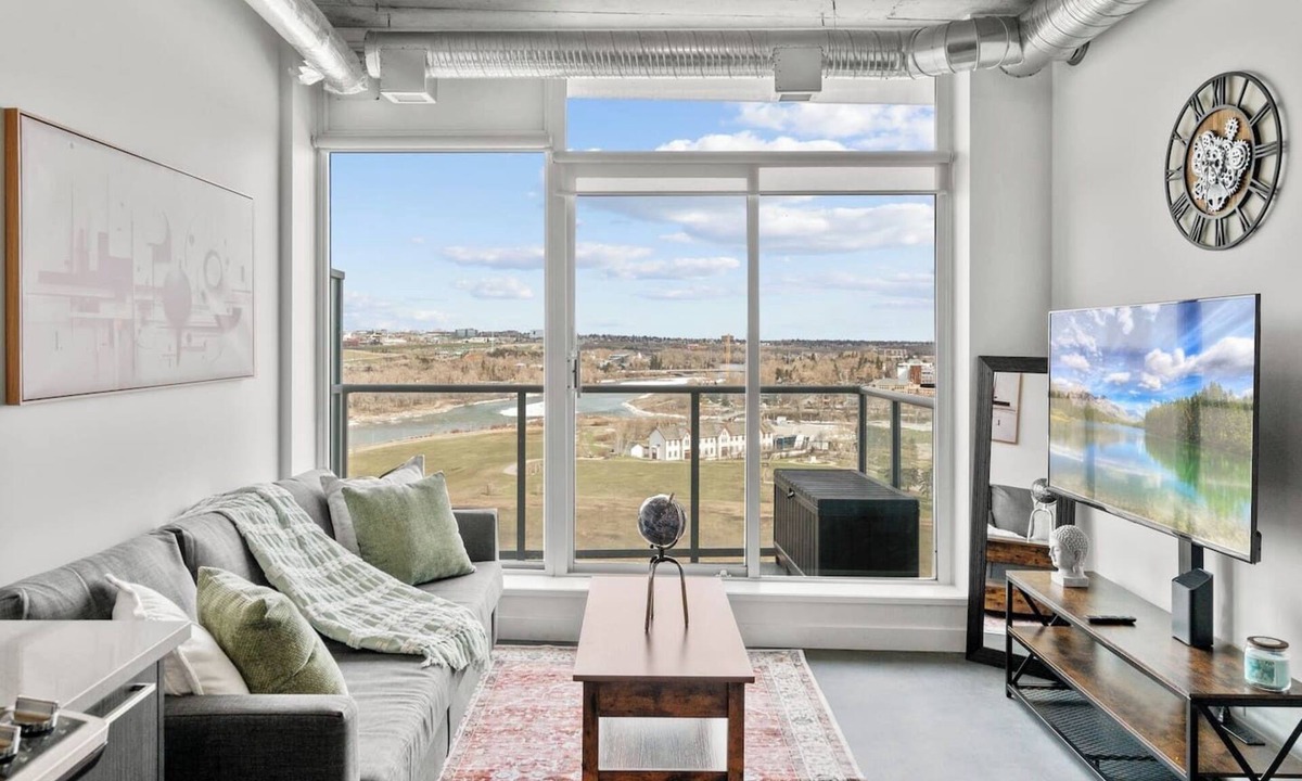 Victoria Park Apartment | 5 mins from Stampede | King Bed | Sofa Bed | AC