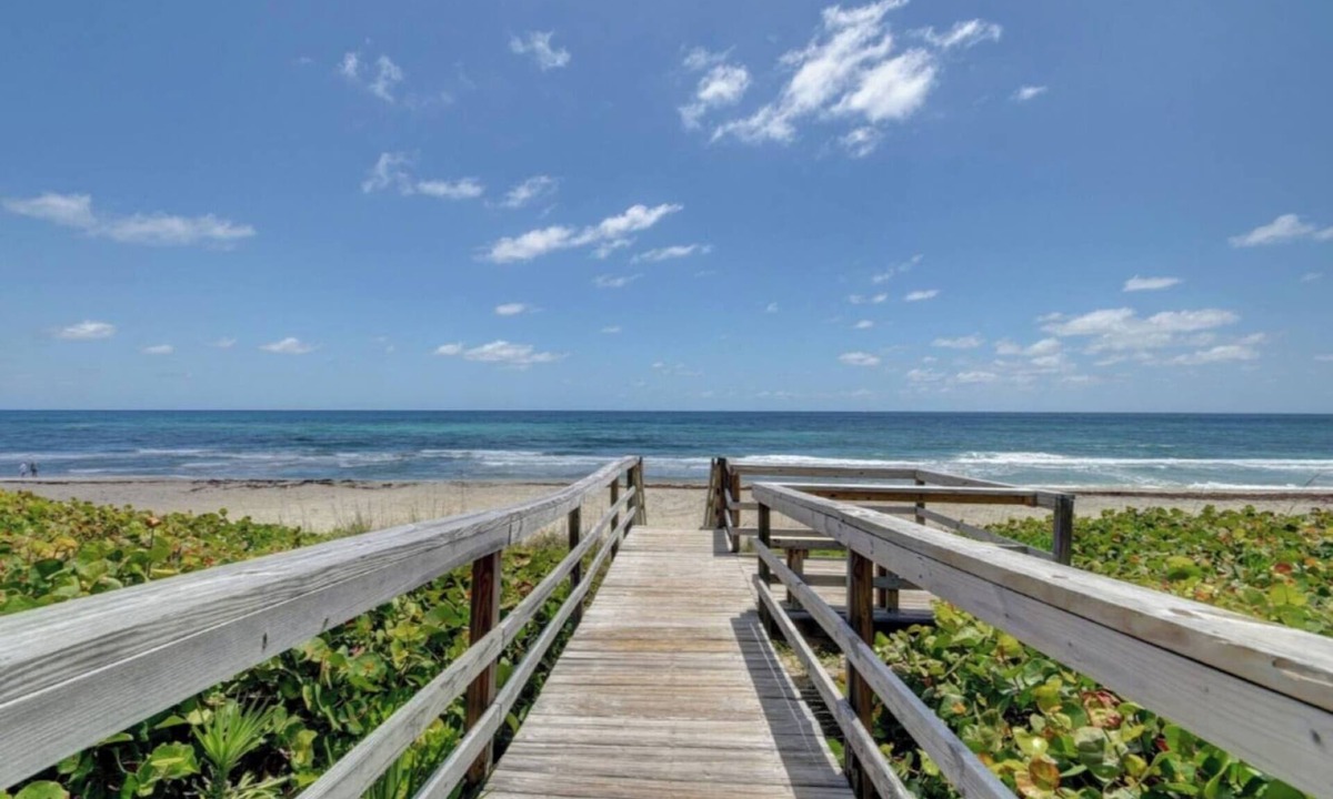 Boynton Beach Villa | 5 Mins to Beach! Pool, Jacuzzi, Mini-Golf, Games
