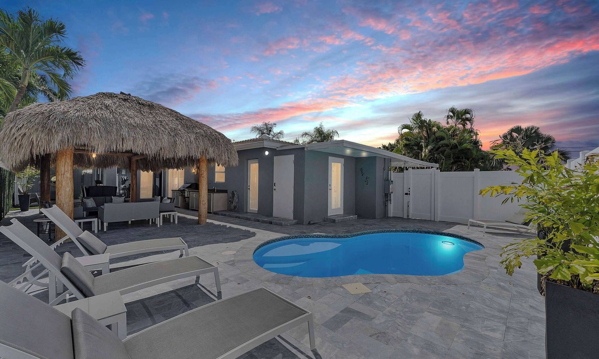 Coral Heights House | 5 mins to Beach! Pool & Tiki Hut | BBQ