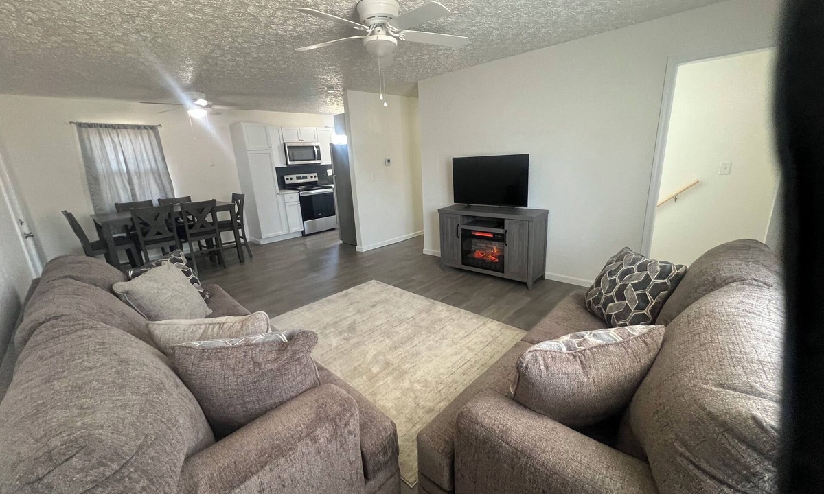 St. Robert House | 5 Mins to FLW Gate-Sleeps 10-Newly Remodeled