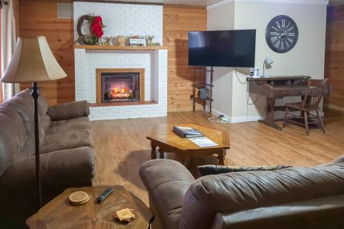 Hardin County House | 5 Mins to Garden of the Gods: Fire Pit & More!